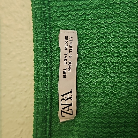 ZARA SZ.L V neck top with key hole front. - Picture 3 of 6